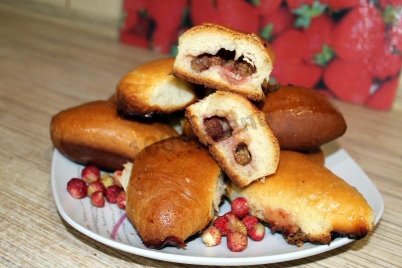 Обложка рецепта Пирожки с земляникой в духовке