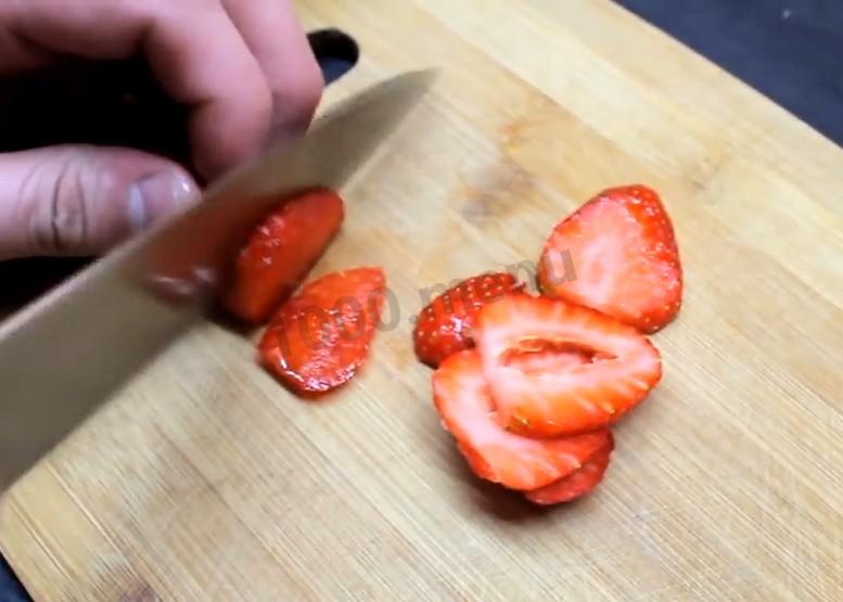 Шаг 10 приготовления Йогуртовый торт с клубникой без выпечки