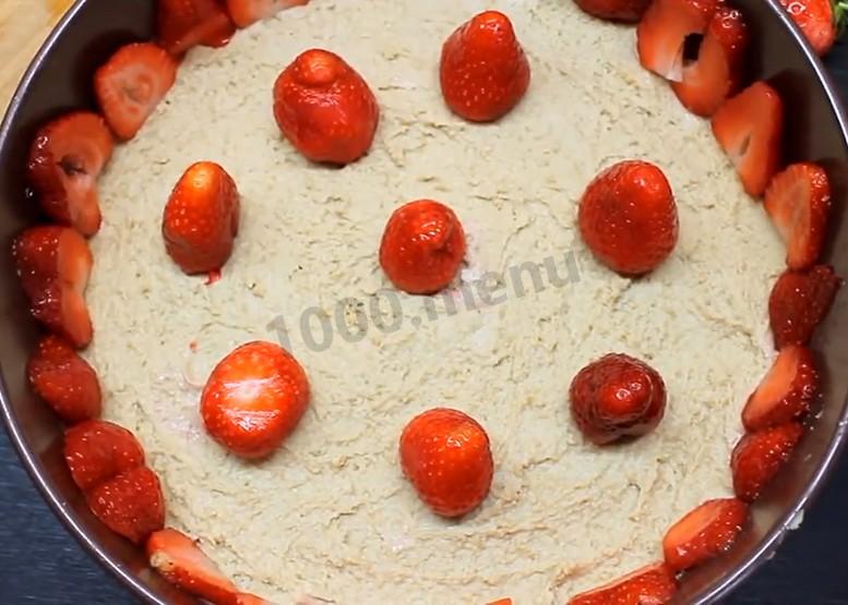 Шаг 11 приготовления Йогуртовый торт с клубникой без выпечки