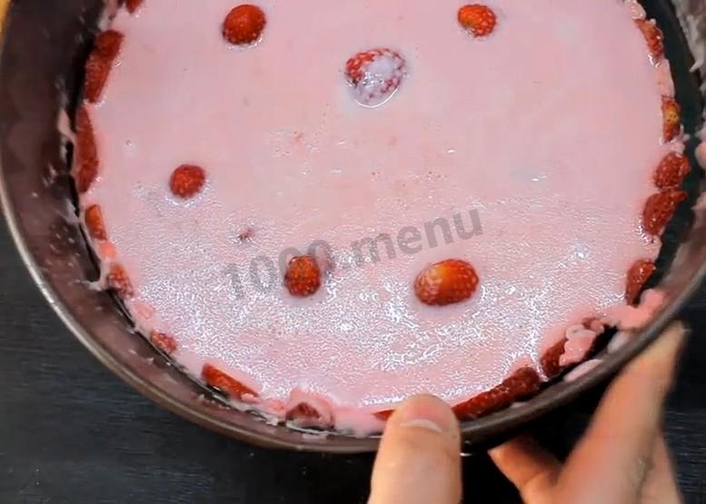 Шаг 13 приготовления Йогуртовый торт с клубникой без выпечки
