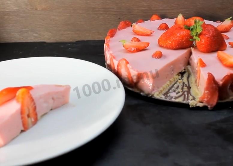 Шаг 14 приготовления Йогуртовый торт с клубникой без выпечки