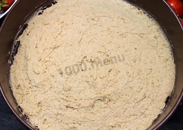 Шаг 4 приготовления Йогуртовый торт с клубникой без выпечки