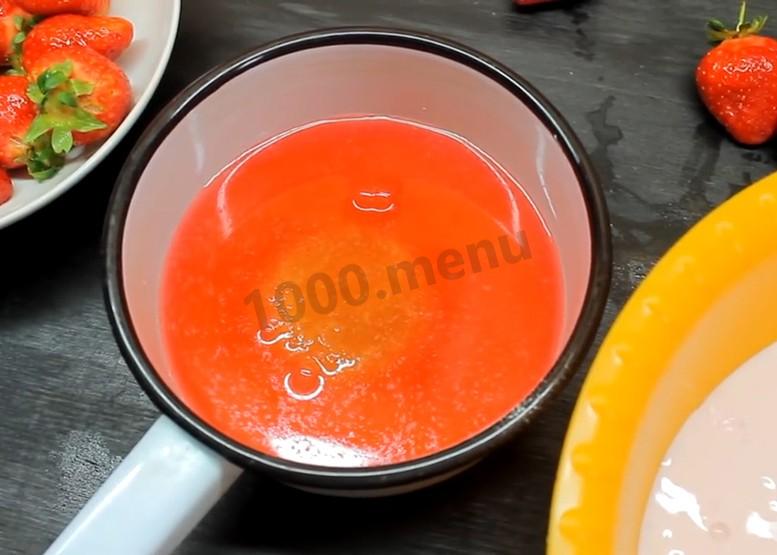 Шаг 6 приготовления Йогуртовый торт с клубникой без выпечки