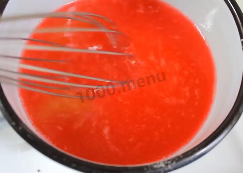 Шаг 7 приготовления Йогуртовый торт с клубникой без выпечки