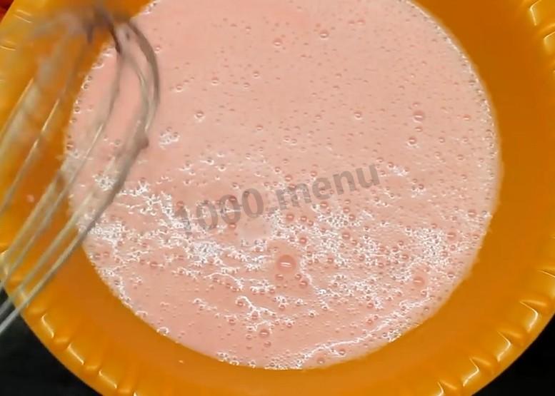 Шаг 9 приготовления Йогуртовый торт с клубникой без выпечки