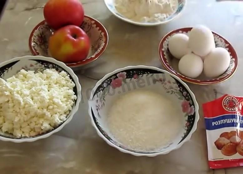 Шаг 1 приготовления Шарлотка творожная на пяти яйцах с яблоками
