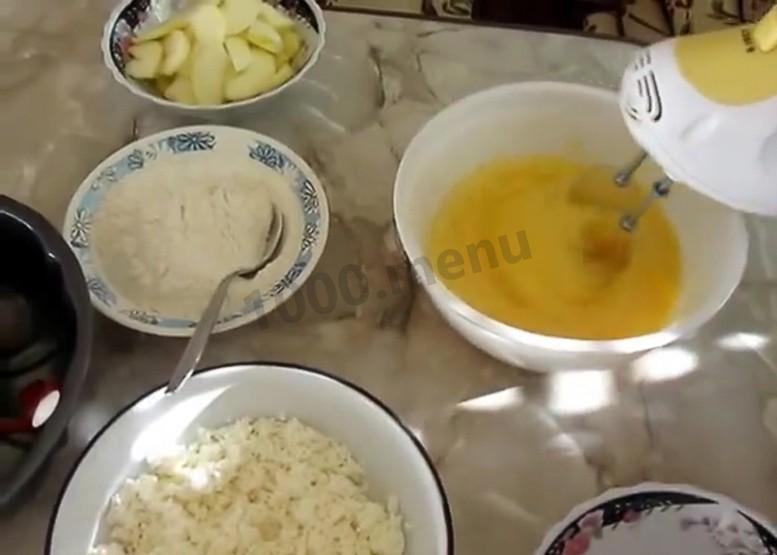 Шаг 2 приготовления Шарлотка творожная на пяти яйцах с яблоками