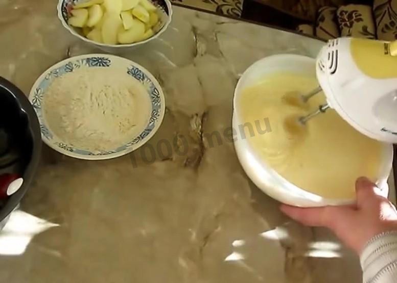 Шаг 3 приготовления Шарлотка творожная на пяти яйцах с яблоками