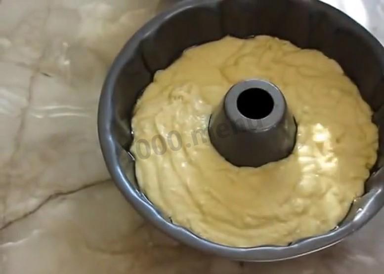 Шаг 5 приготовления Шарлотка творожная на пяти яйцах с яблоками