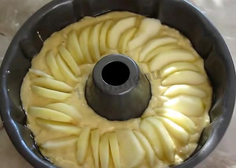 Шаг 6 приготовления Шарлотка творожная на пяти яйцах с яблоками