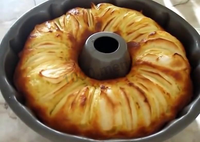 Шаг 7 приготовления Шарлотка творожная на пяти яйцах с яблоками