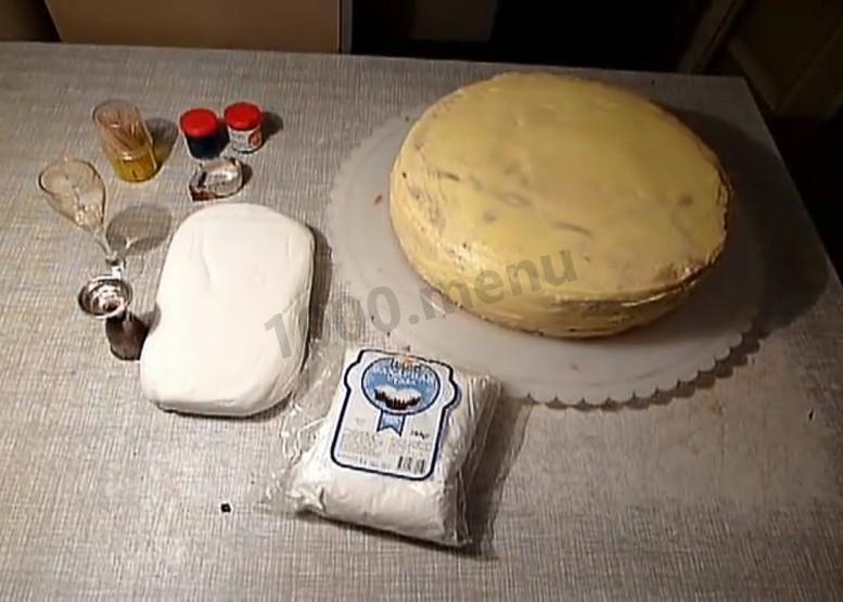 Шаг 1 приготовления Торт из готовых коржей с розами из мастики