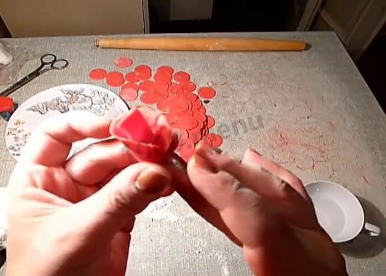 Шаг 10 приготовления Торт из готовых коржей с розами из мастики