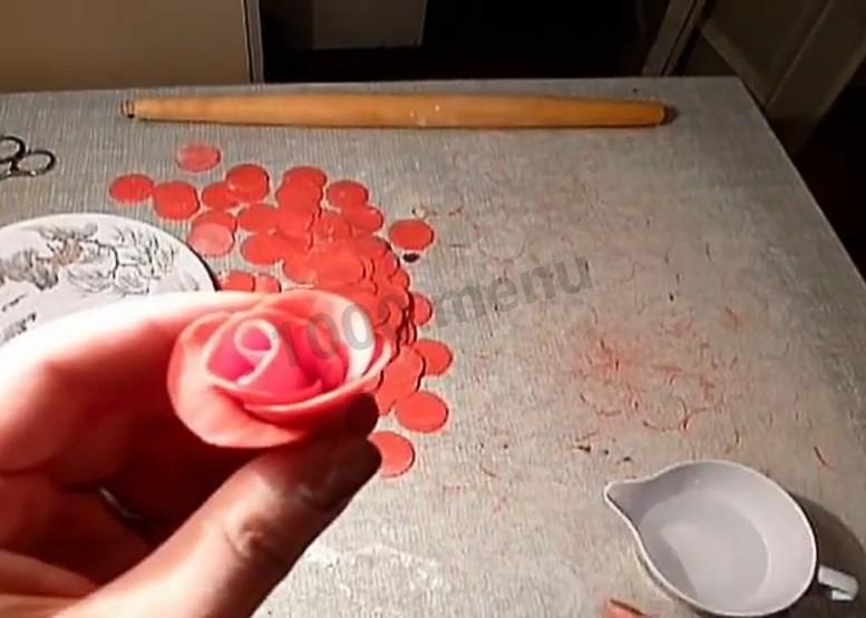 Шаг 12 приготовления Торт из готовых коржей с розами из мастики
