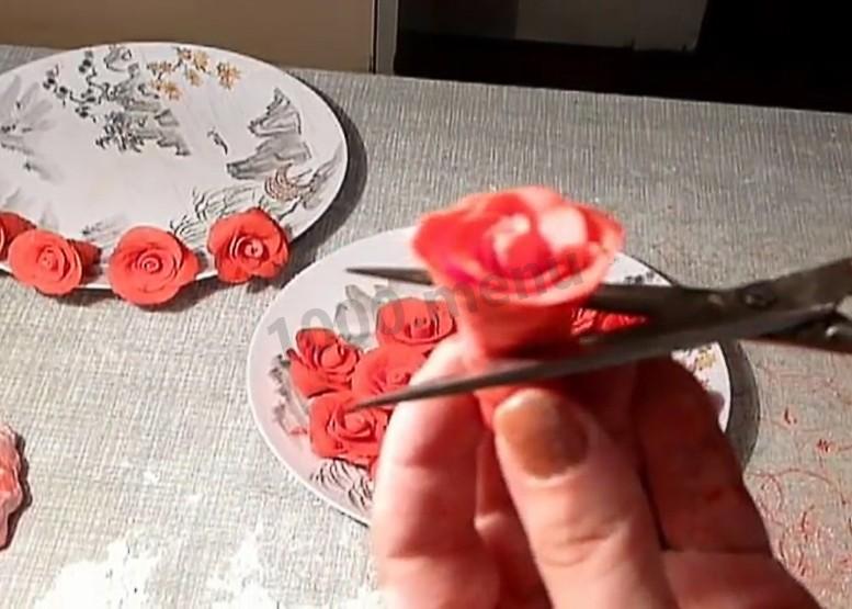 Шаг 14 приготовления Торт из готовых коржей с розами из мастики