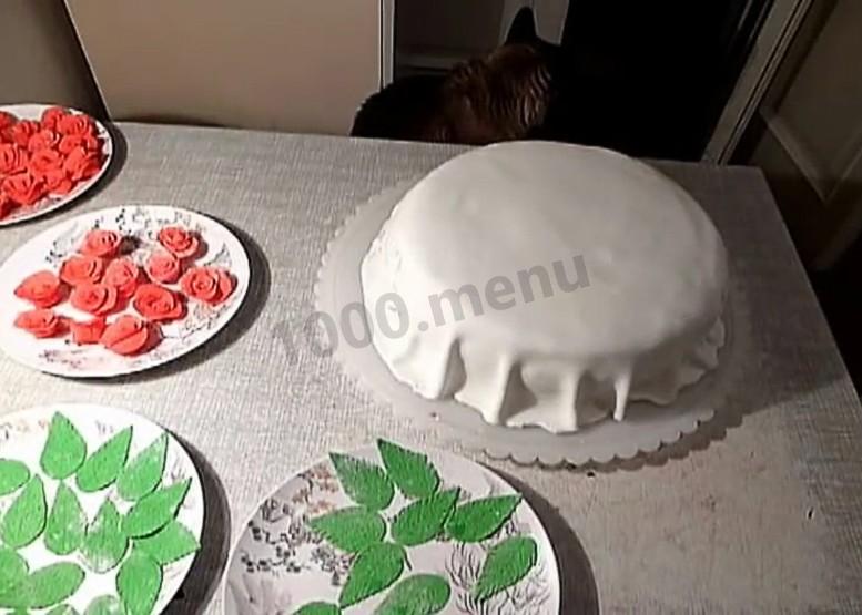Шаг 18 приготовления Торт из готовых коржей с розами из мастики