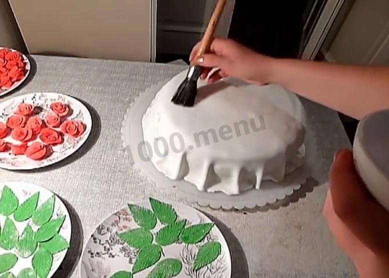 Шаг 19 приготовления Торт из готовых коржей с розами из мастики