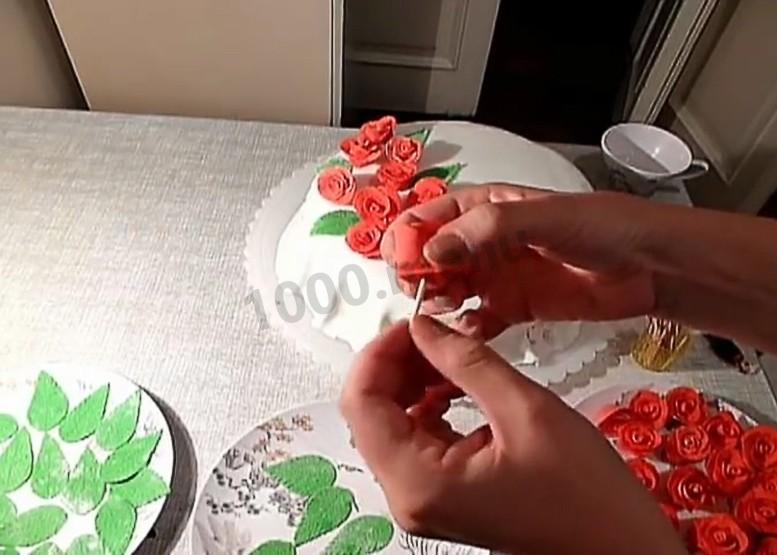 Шаг 21 приготовления Торт из готовых коржей с розами из мастики
