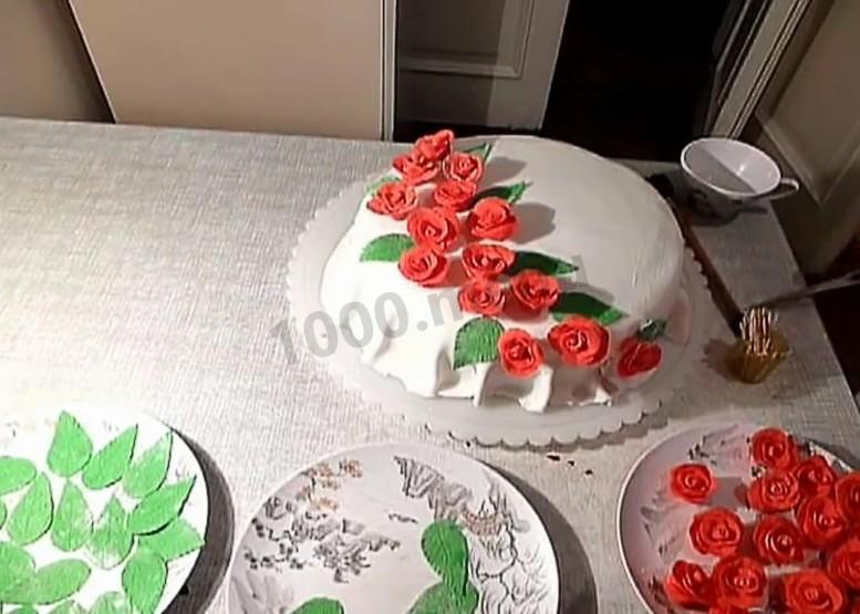 Шаг 22 приготовления Торт из готовых коржей с розами из мастики