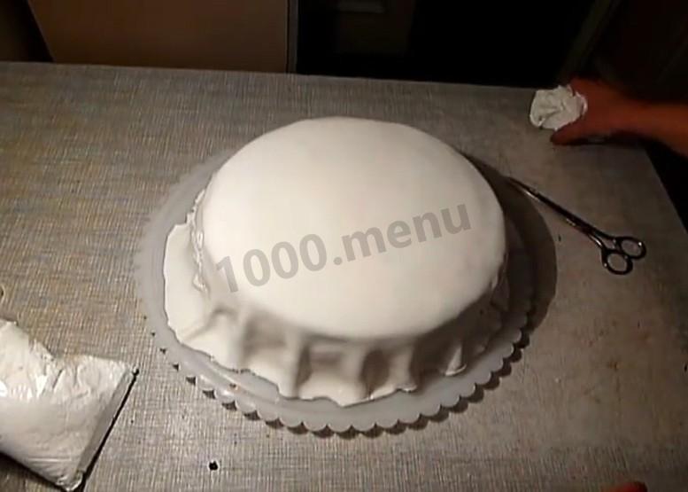Шаг 5 приготовления Торт из готовых коржей с розами из мастики