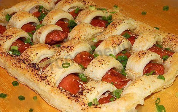 Шаг 4 приготовления Слоеный пирог с сосисками