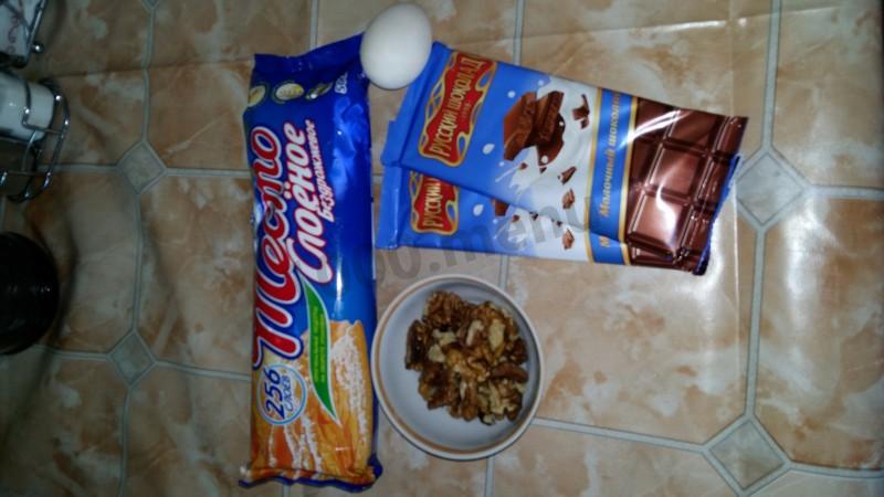 Шаг 1 приготовления Рулет из слоеного теста с шоколадом и орехами