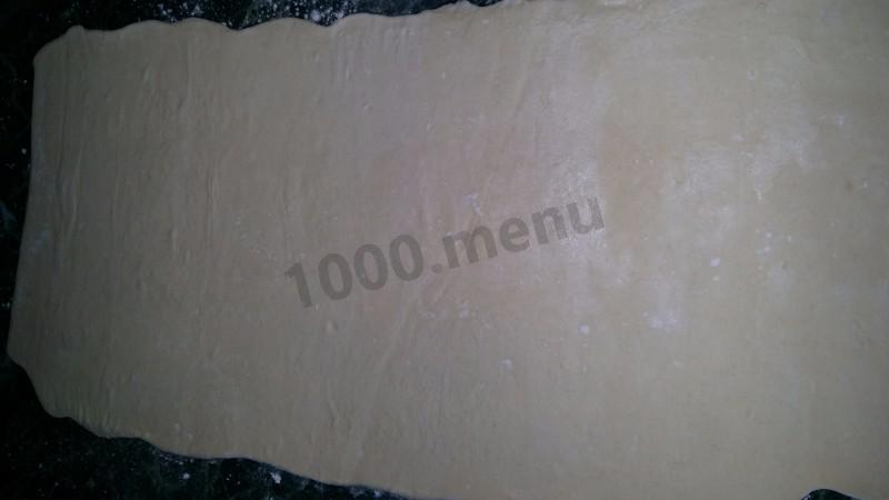 Шаг 2 приготовления Рулет из слоеного теста с шоколадом и орехами