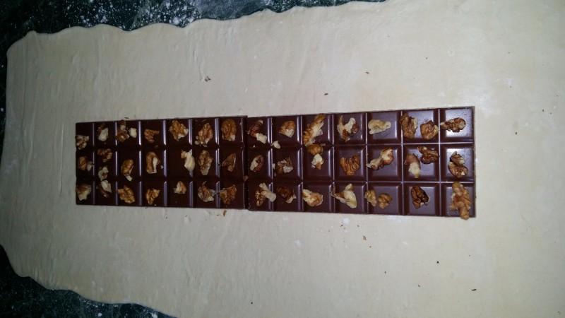 Шаг 4 приготовления Рулет из слоеного теста с шоколадом и орехами