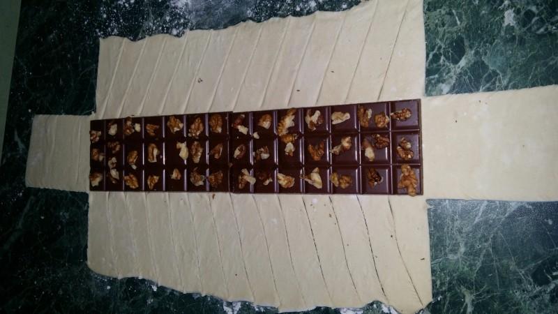 Шаг 5 приготовления Рулет из слоеного теста с шоколадом и орехами