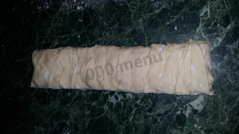 Шаг 6 приготовления Рулет из слоеного теста с шоколадом и орехами