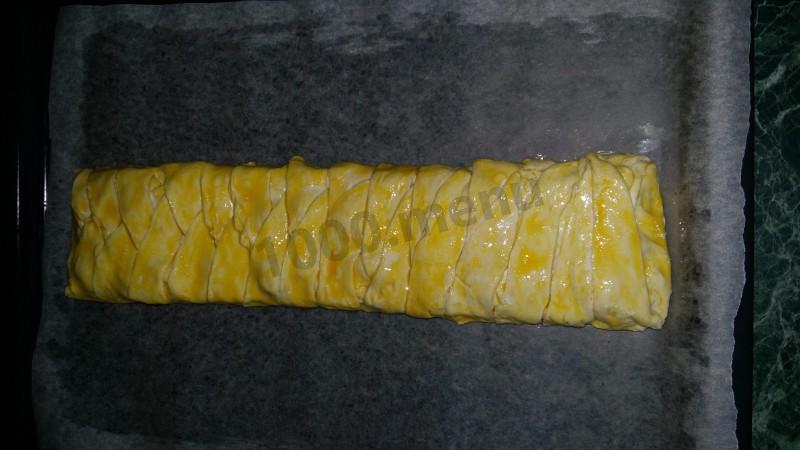 Шаг 8 приготовления Рулет из слоеного теста с шоколадом и орехами