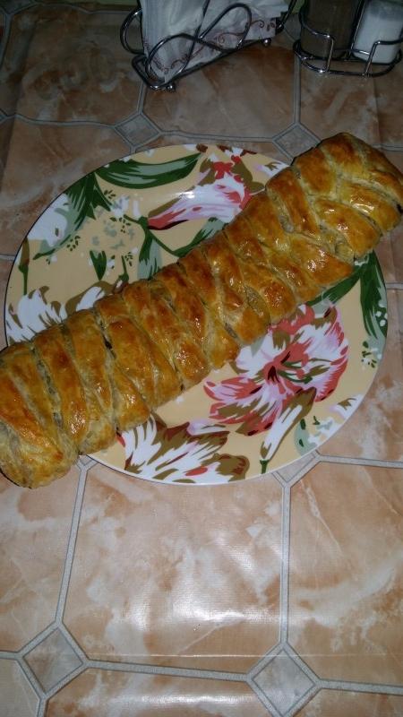 Шаг 9 приготовления Рулет из слоеного теста с шоколадом и орехами
