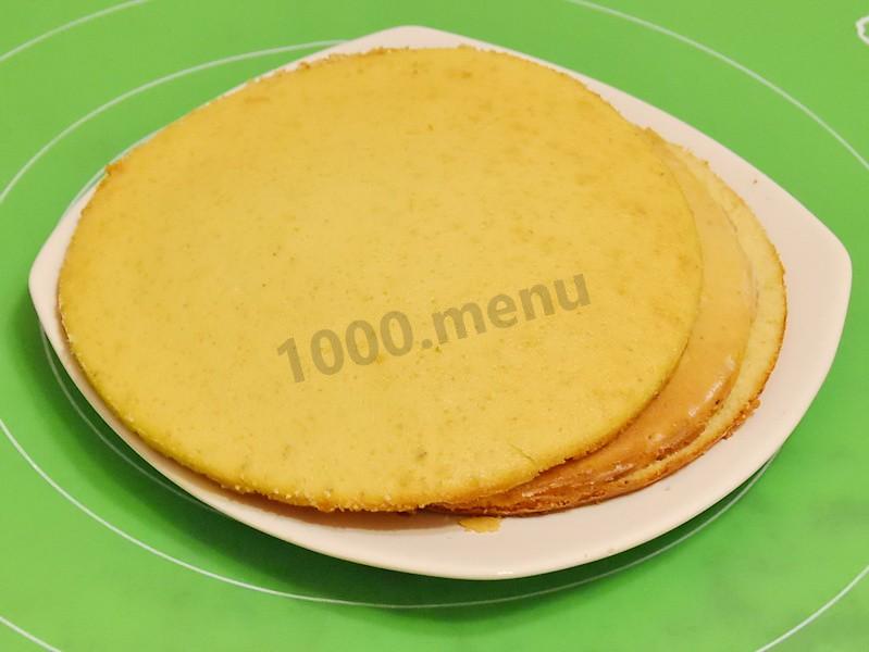 Шаг 10 приготовления Бисквитный торт с киви и грецкими орехами