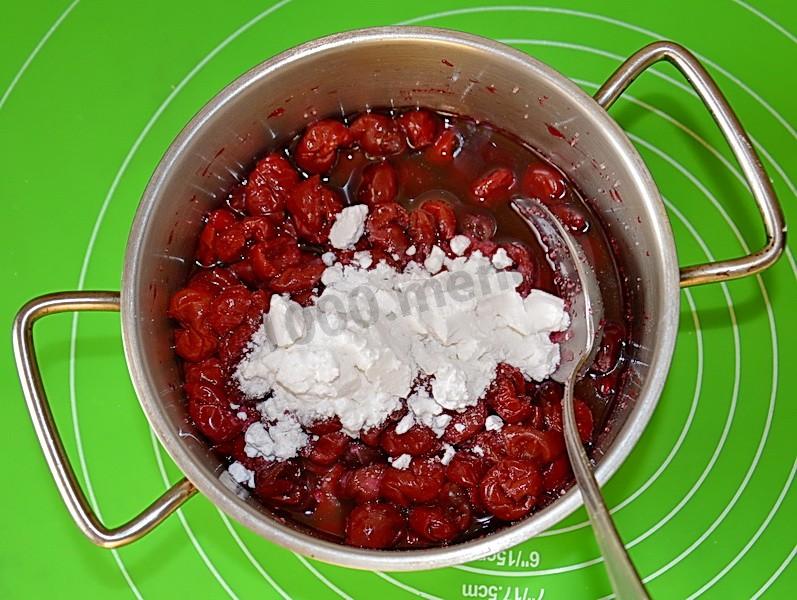 Шаг 2 приготовления Слойки с вишневым вареньем