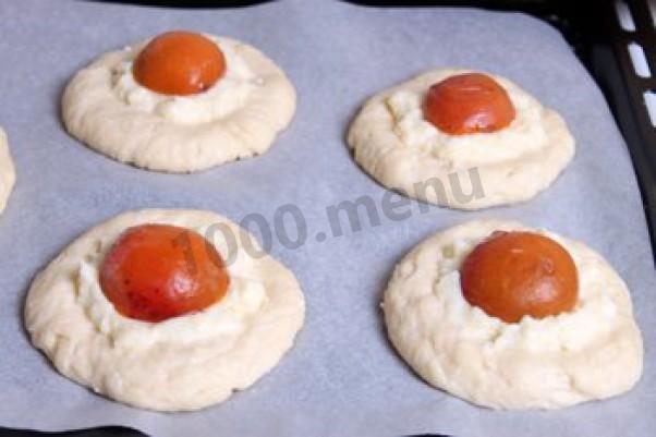 Шаг 11 приготовления Пасхальные булочки с кремом и абрикосами