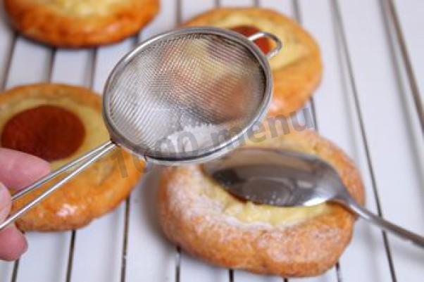 Шаг 13 приготовления Пасхальные булочки с кремом и абрикосами