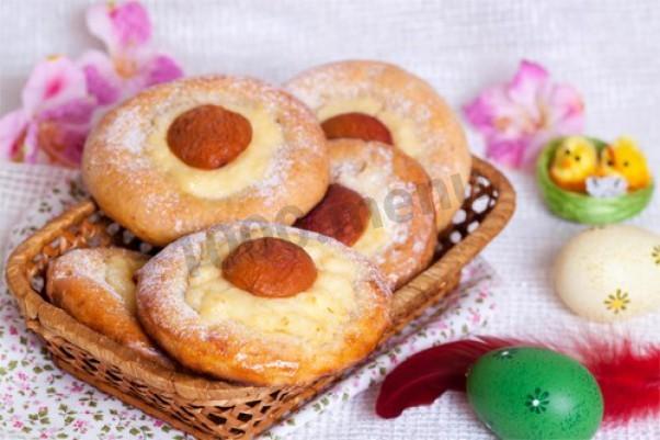 Обложка рецепта Пасхальные булочки с кремом и абрикосами