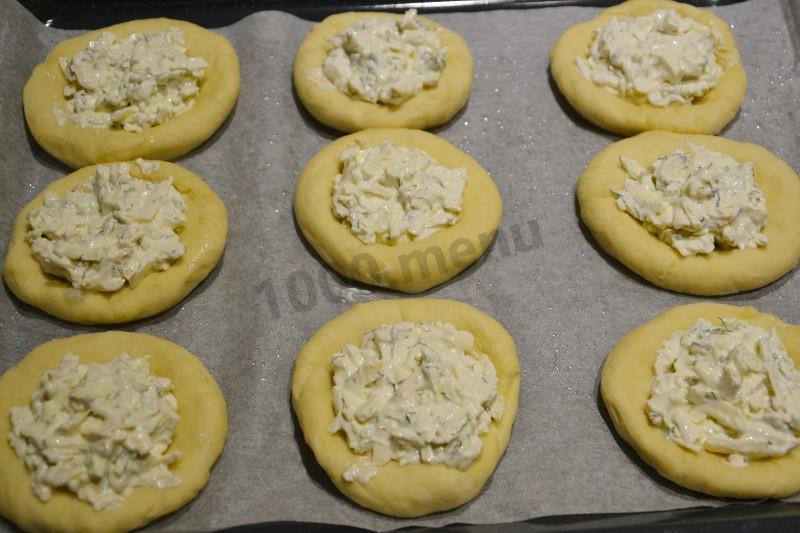 Шаг 12 приготовления Ватрушки с копченым сыром и укропом из дрожжевого теста