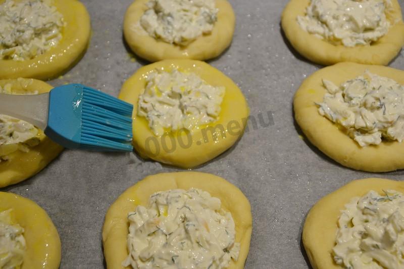 Шаг 13 приготовления Ватрушки с копченым сыром и укропом из дрожжевого теста