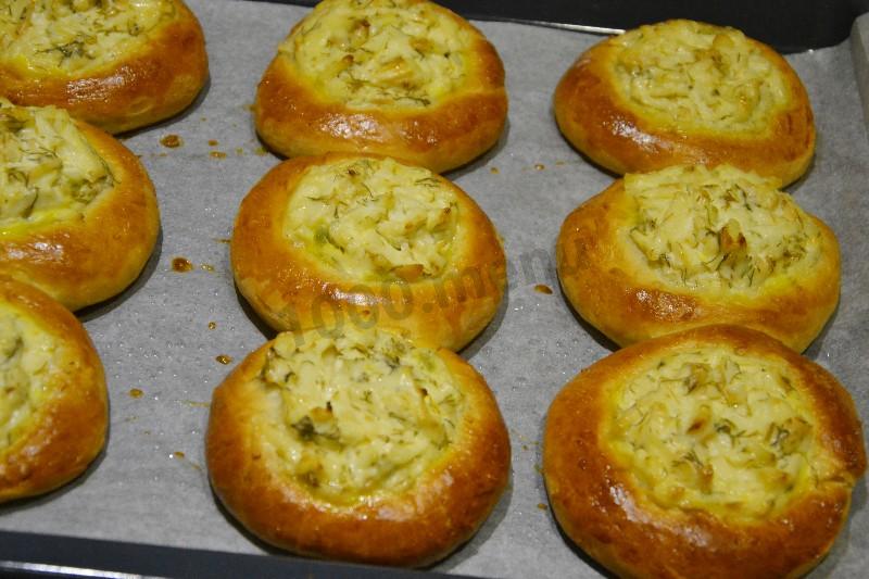 Шаг 14 приготовления Ватрушки с копченым сыром и укропом из дрожжевого теста