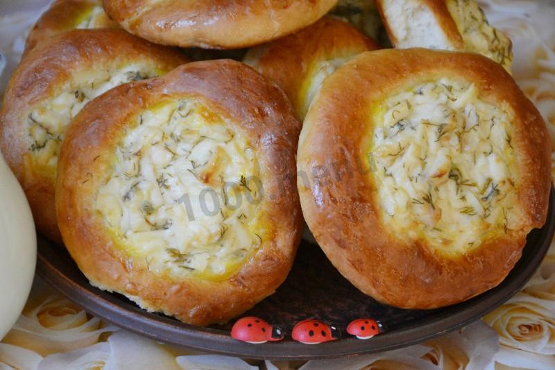 Шаг 16 приготовления Ватрушки с копченым сыром и укропом из дрожжевого теста