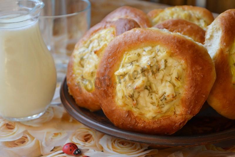 Шаг 17 приготовления Ватрушки с копченым сыром и укропом из дрожжевого теста