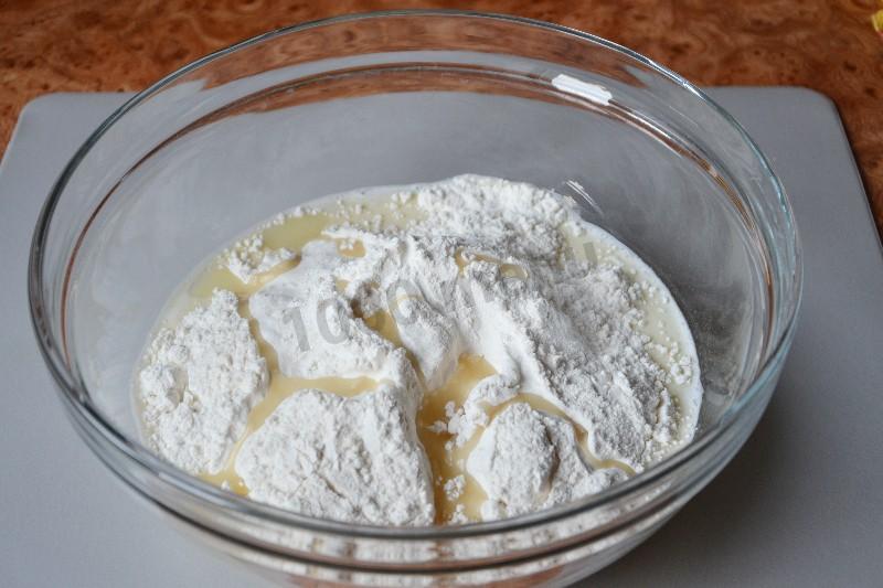 Шаг 4 приготовления Ватрушки с копченым сыром и укропом из дрожжевого теста
