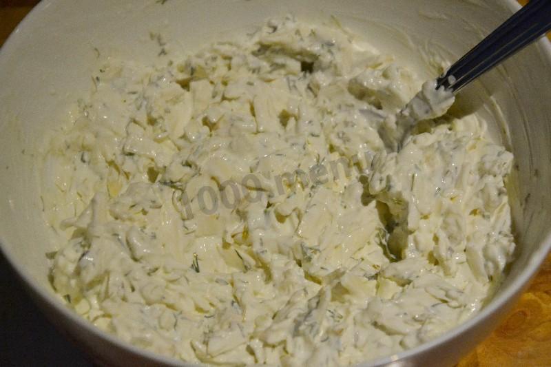 Шаг 7 приготовления Ватрушки с копченым сыром и укропом из дрожжевого теста