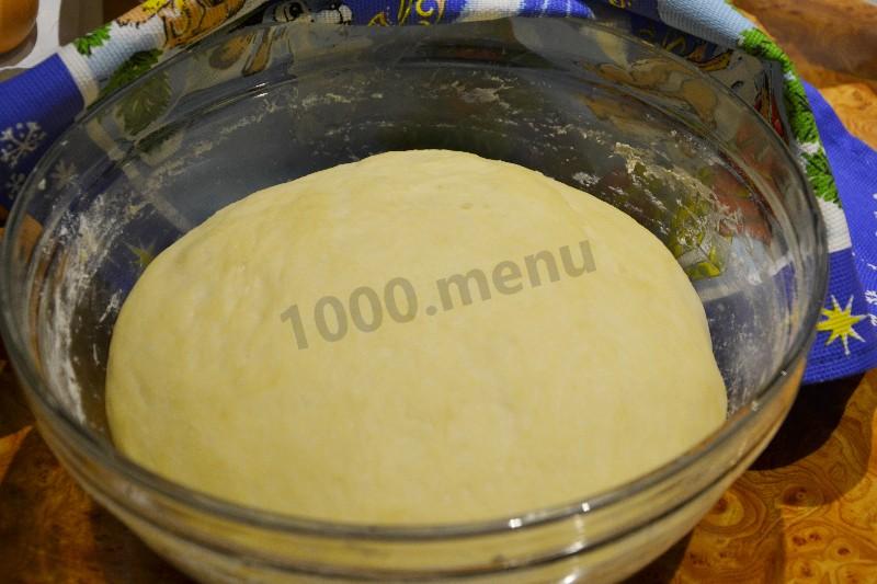 Шаг 8 приготовления Ватрушки с копченым сыром и укропом из дрожжевого теста