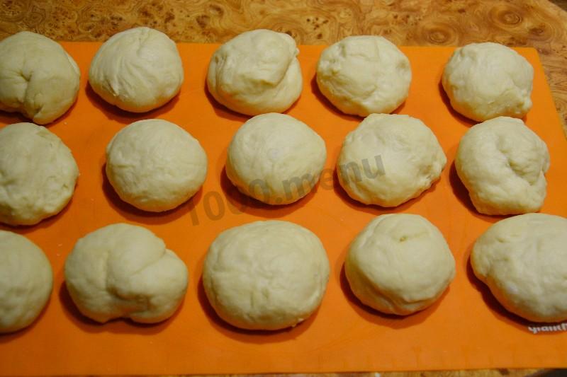 Шаг 9 приготовления Ватрушки с копченым сыром и укропом из дрожжевого теста