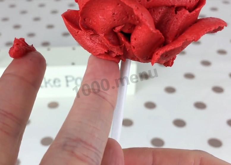 Шаг 16 приготовления Кейк попс Роза