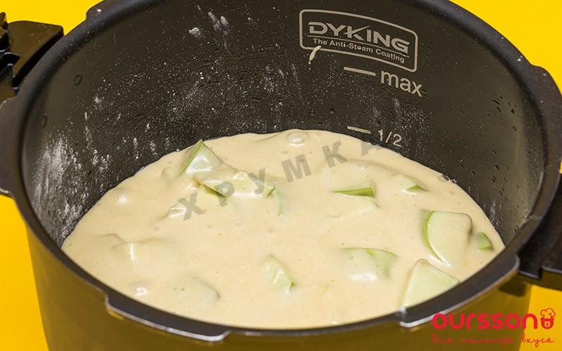 Шаг 6 приготовления Шарлотка в мультиварке