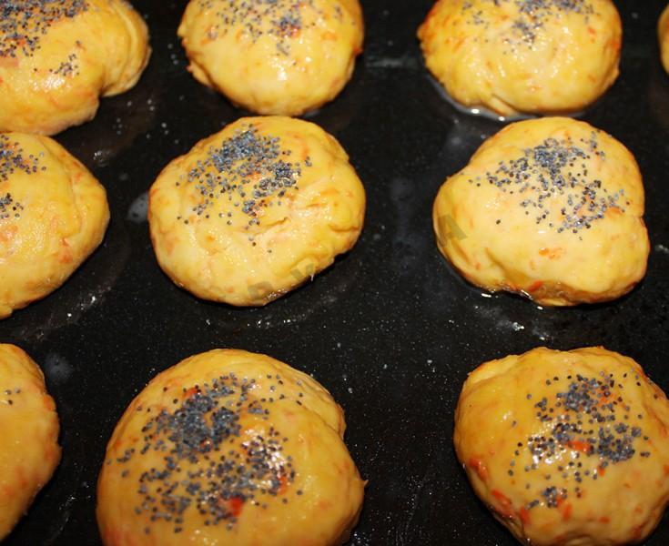 Шаг 12 приготовления Морковные булочки с морковью и маком
