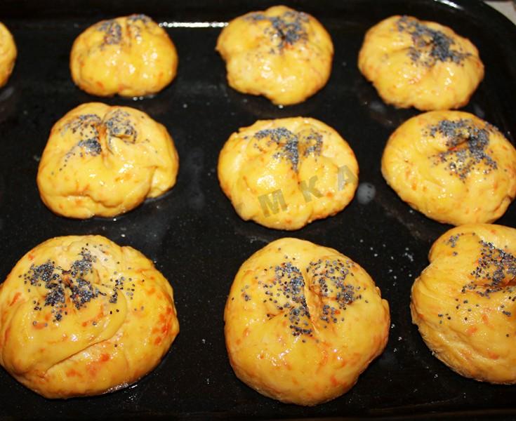Шаг 14 приготовления Морковные булочки с морковью и маком